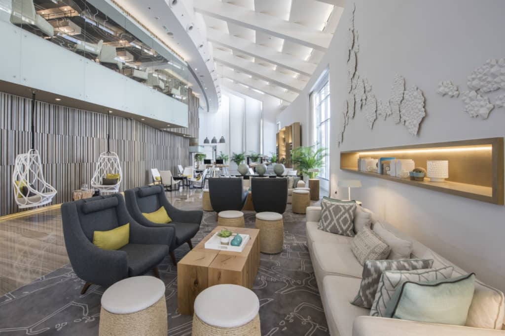 O Hub do Le Royal Meridien possui pequenas ilhas com sofás e poltronas para propocionarem conforto aos hóspedes Foto Birgitte Godski 1024x683 - Le Royal Meridien traz novo olhar sobre arquitetura em Dubai