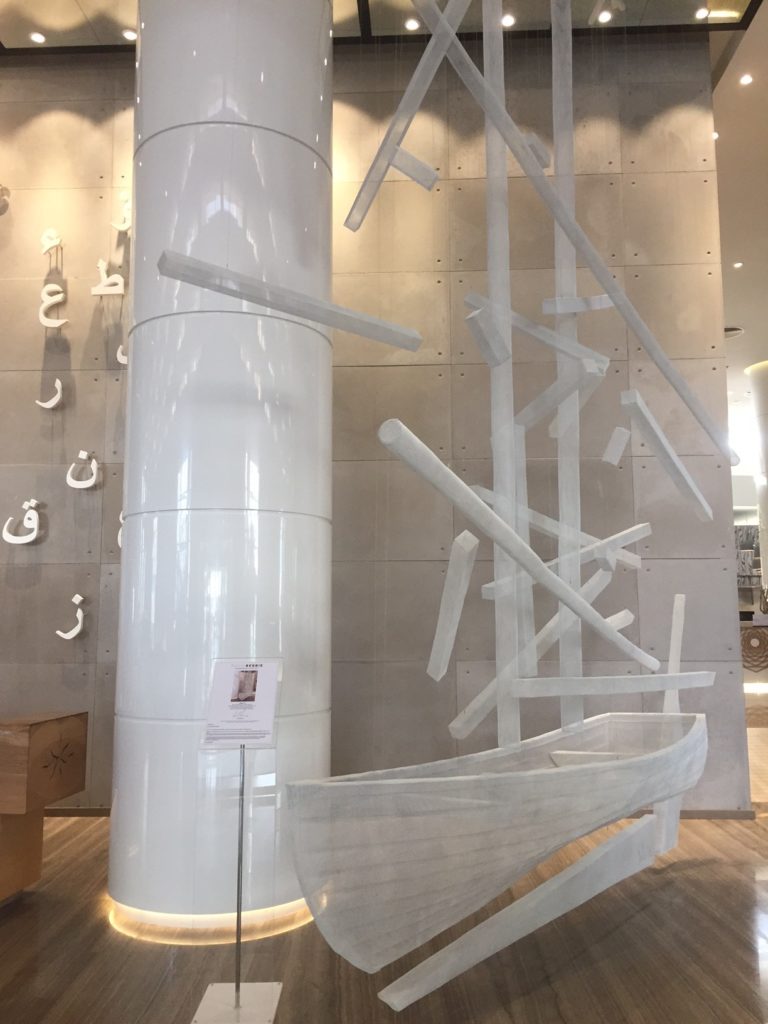 O artista britânico David Begbie reproduziu em malha de aço uma típica embarcação utilizada em Dubai Crédito Equipe do Hotel 768x1024 - Le Royal Meridien traz novo olhar sobre arquitetura em Dubai