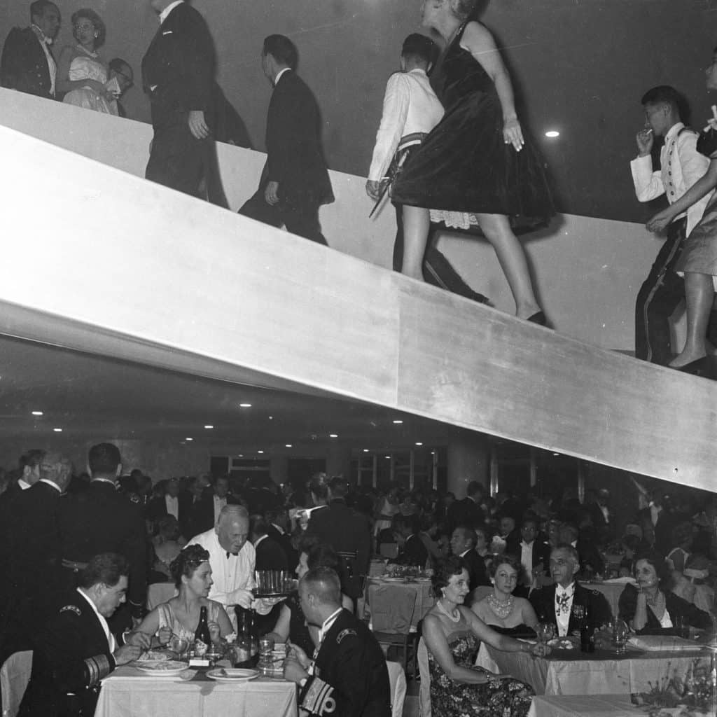 Festa 1960 Brasília médio Alberto Ferreira 1024x1024 - Fotografias inéditas de Alberto Ferreira em exposição na Galeria Lume