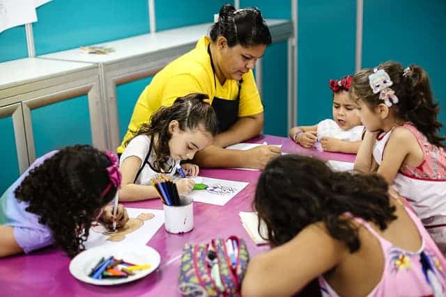 crianças fazendo arte - Fenearte 2019: a maior feira de artesanato do Brasil