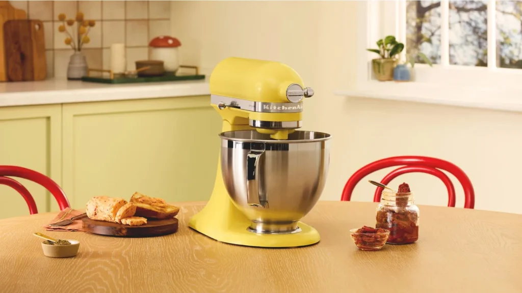 revistasim Cor do Ano 2025 KitchenAid Butter 03 e1739994969301 1024x576 - Cor do Ano 2025 KitchenAid: Conheça Butter, o Amarelo que Inspira Criatividade